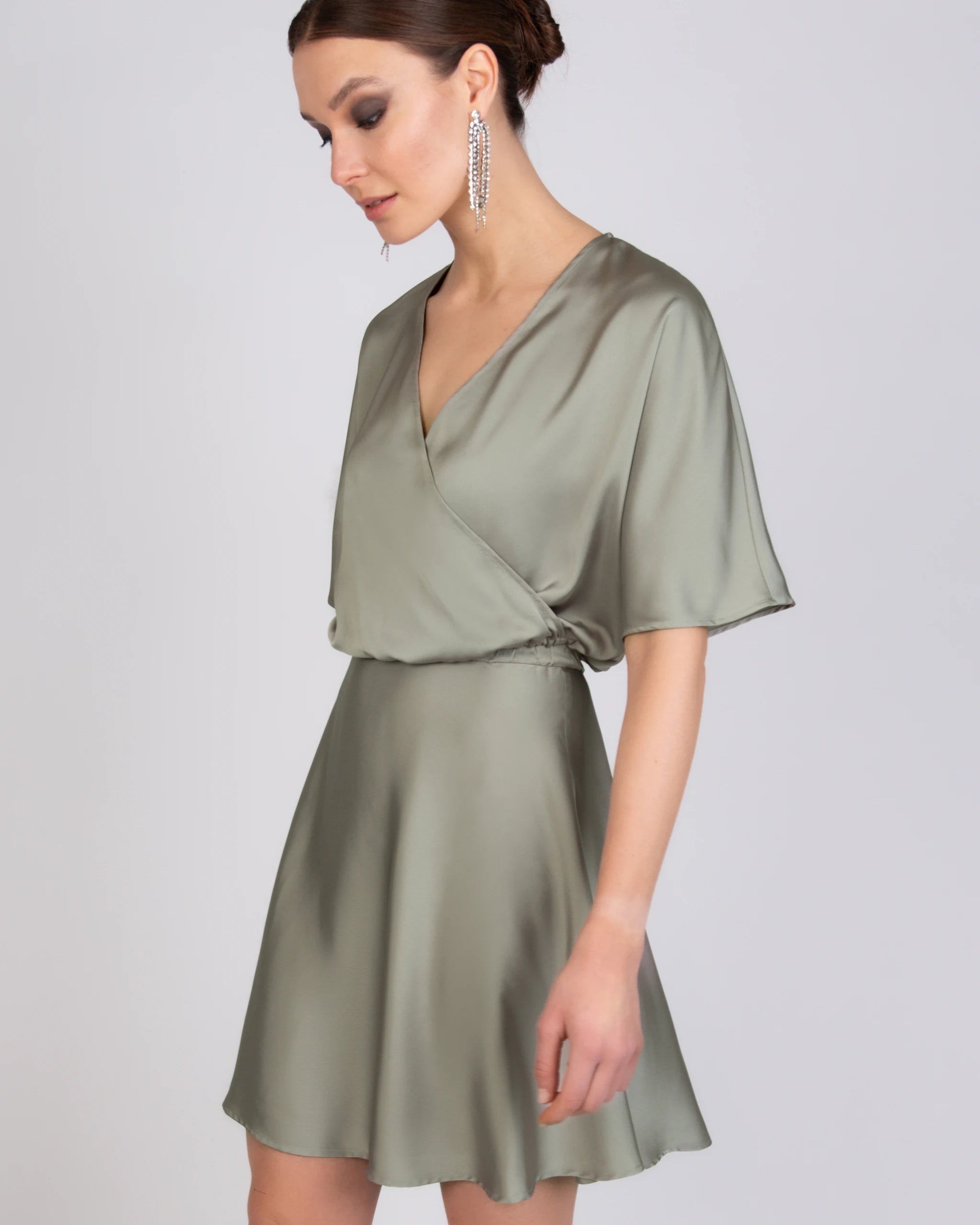 Kurzer Mini Satinrock in olivgrün Ansicht seitlich