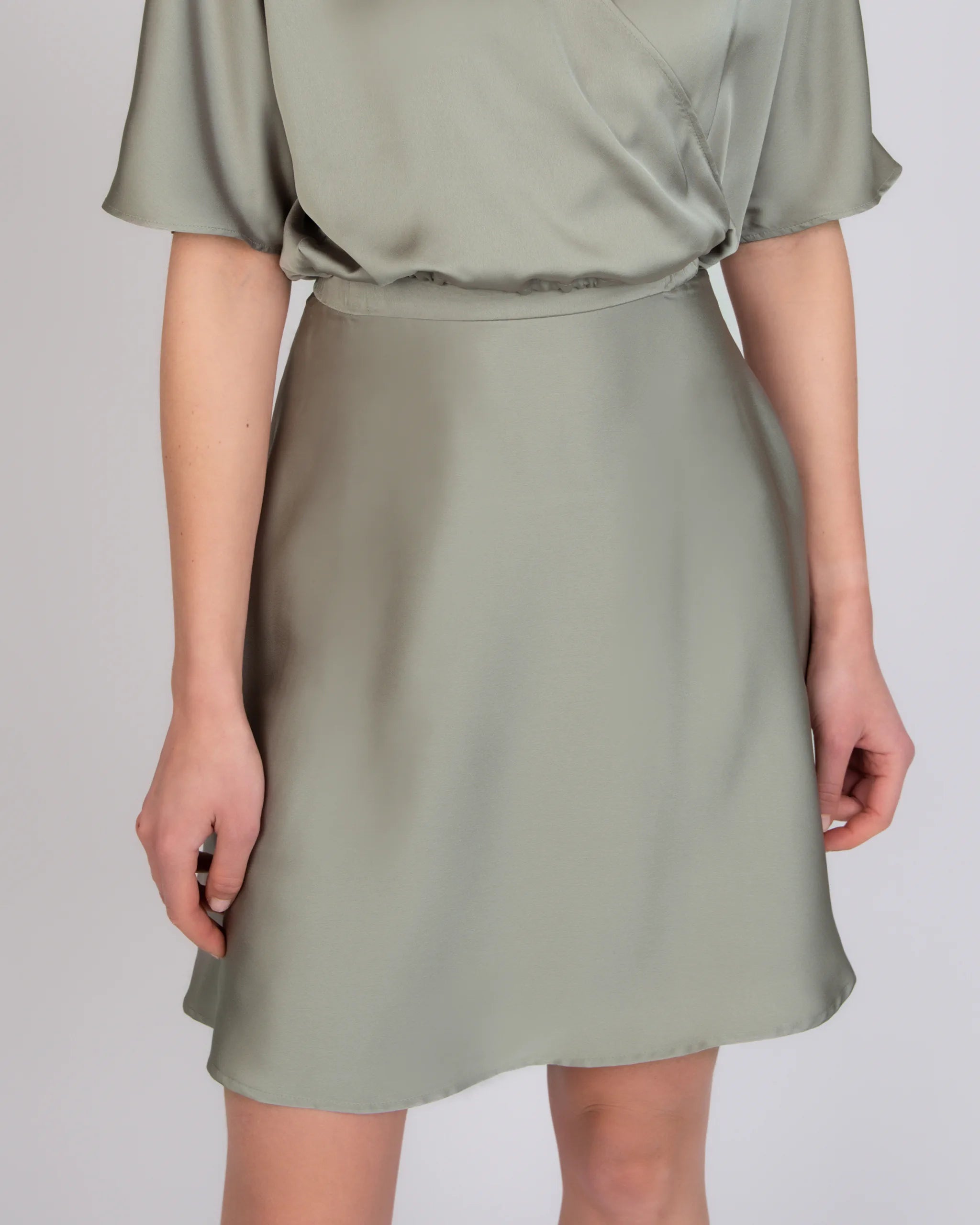 Kurzer Mini Satinrock in olivgrün Detailansicht