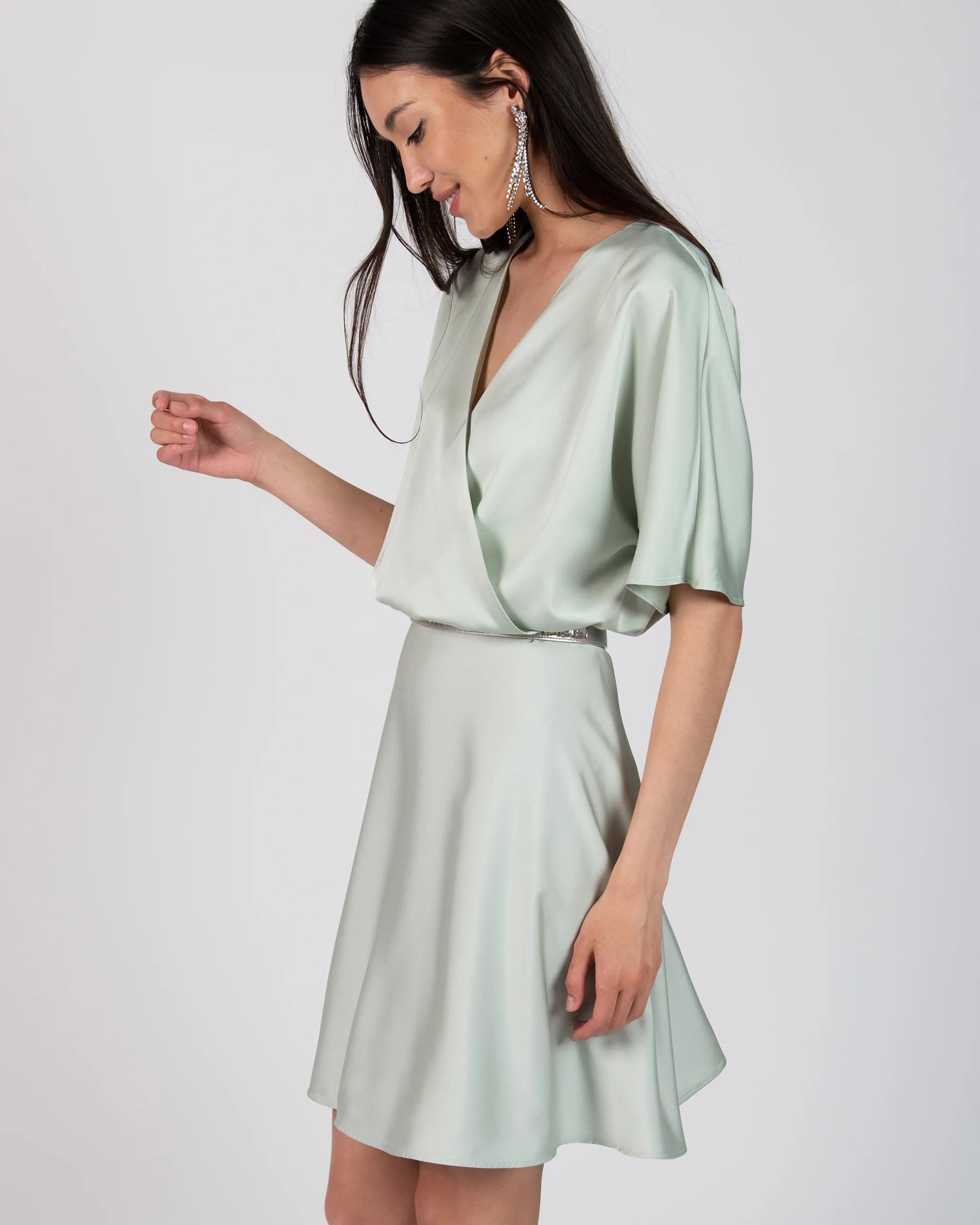 Kurzer Mini Satinrock in salbeigrün Ansicht seitlich