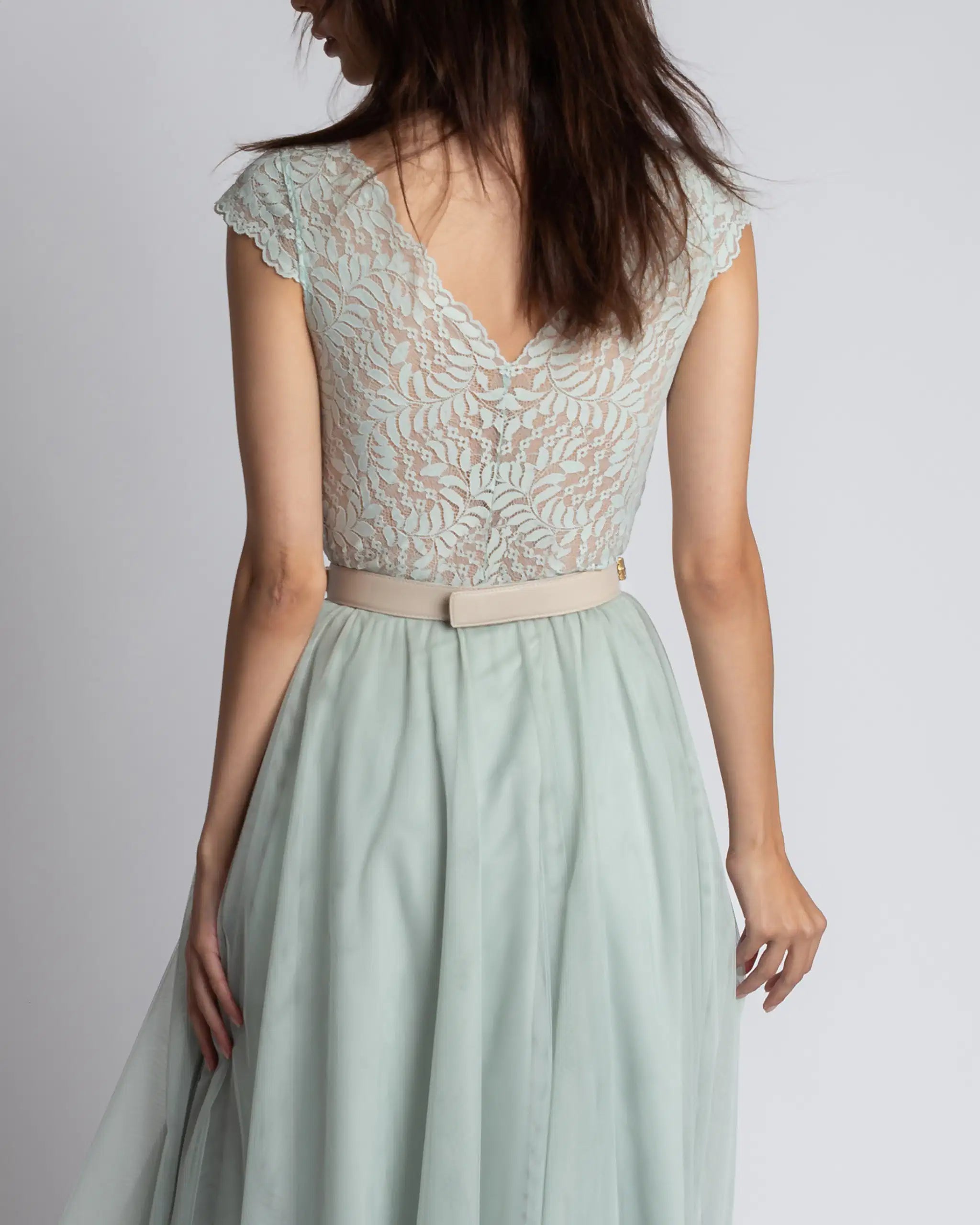 Salbeigrünes Brautjungfernkleid mit Botanik Spitzenbody mit kurzen Ärmeln und Tüllrock - Detailansicht hinten