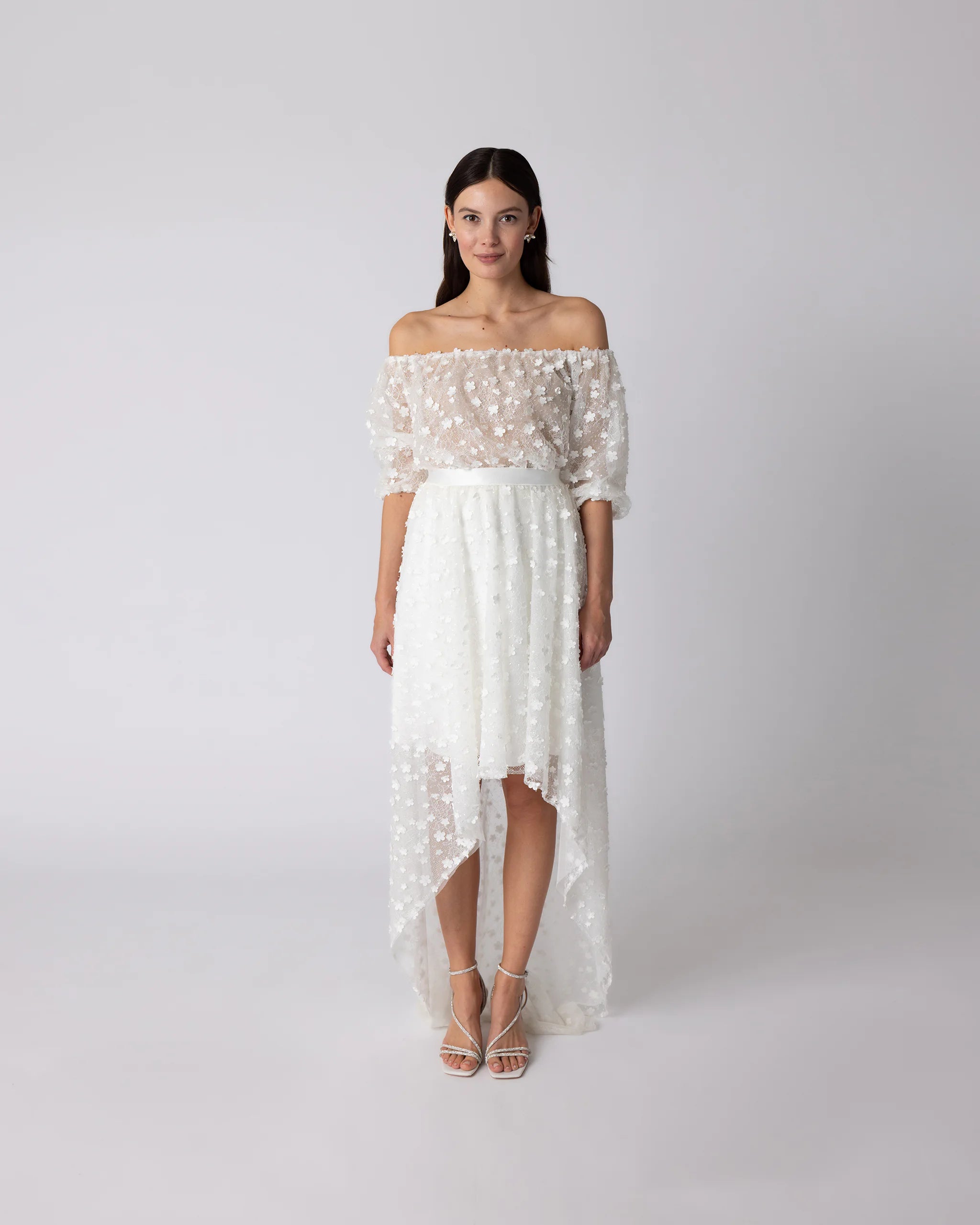 Brautkleid mit asymmetrischem Überrock mit 3D-Blüten und Crop Top - Ansicht vorne