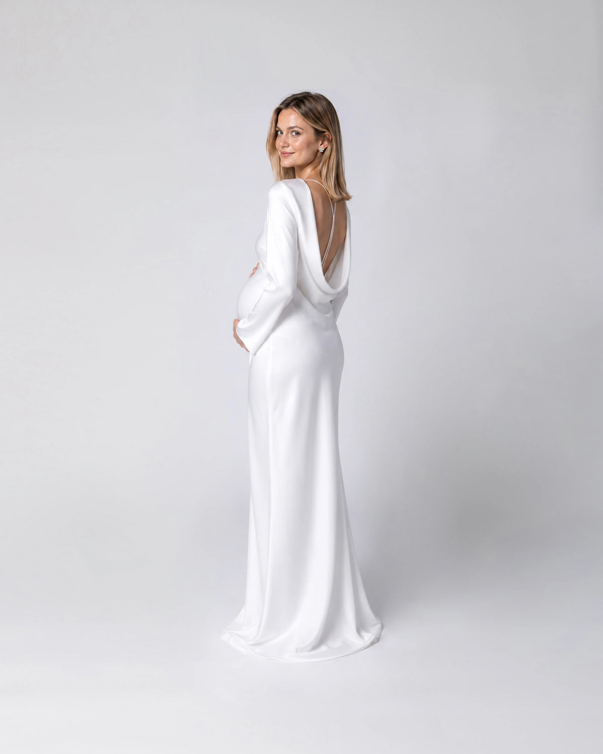Brautkleid an schwangeren mit Rückenausschnitt - Ansicht seitlich hinten