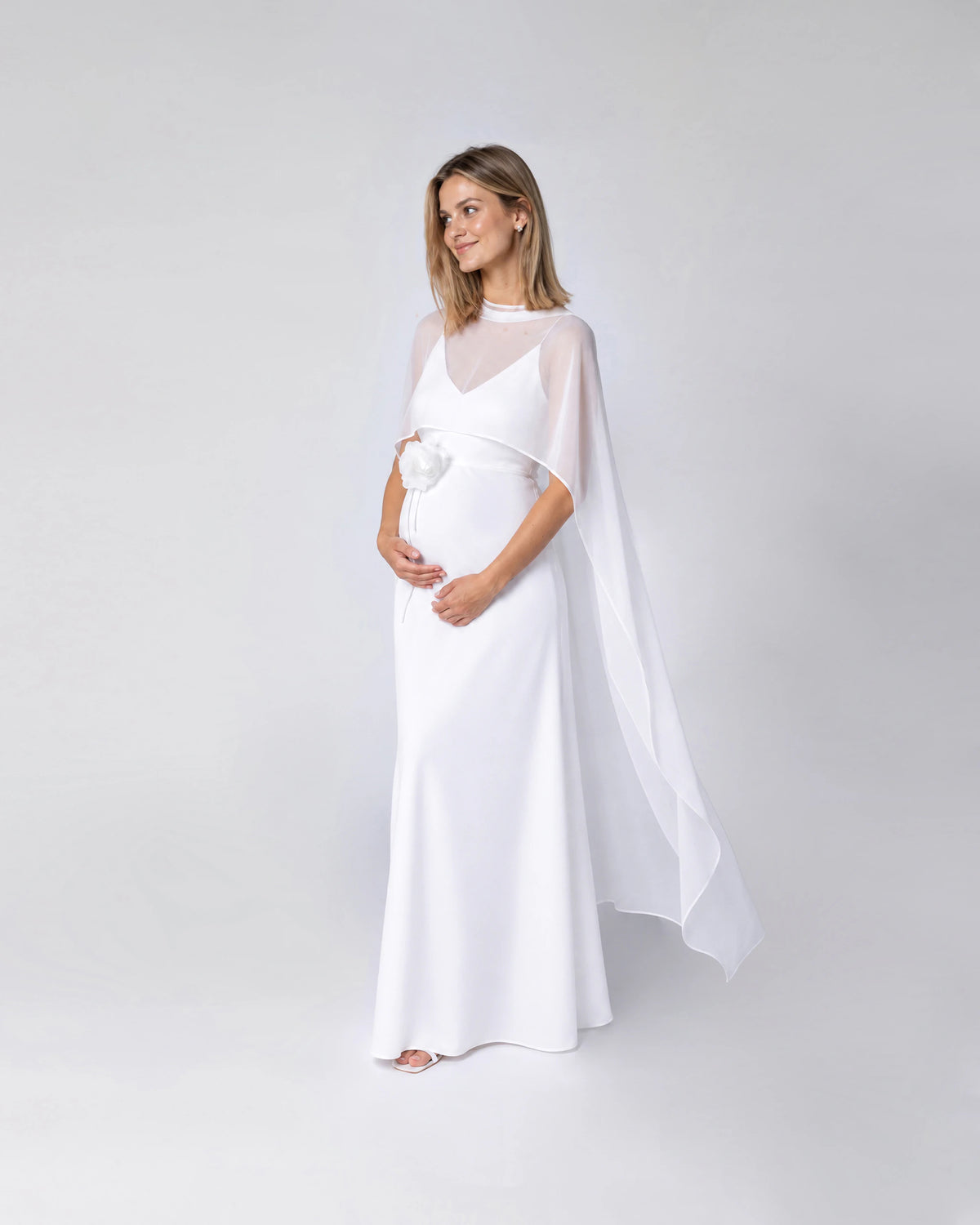 Slip Dress für Schwangere mit Chiffon Cape kombiniert - Ansicht seitlich vorne