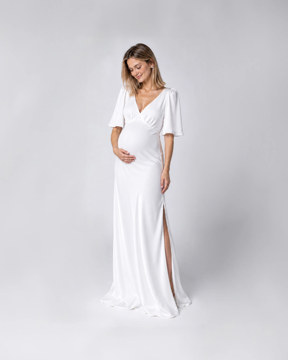 Brautkleid an Schwangeren mit V-Ausschnitt und Schlitz - Ansicht vorne