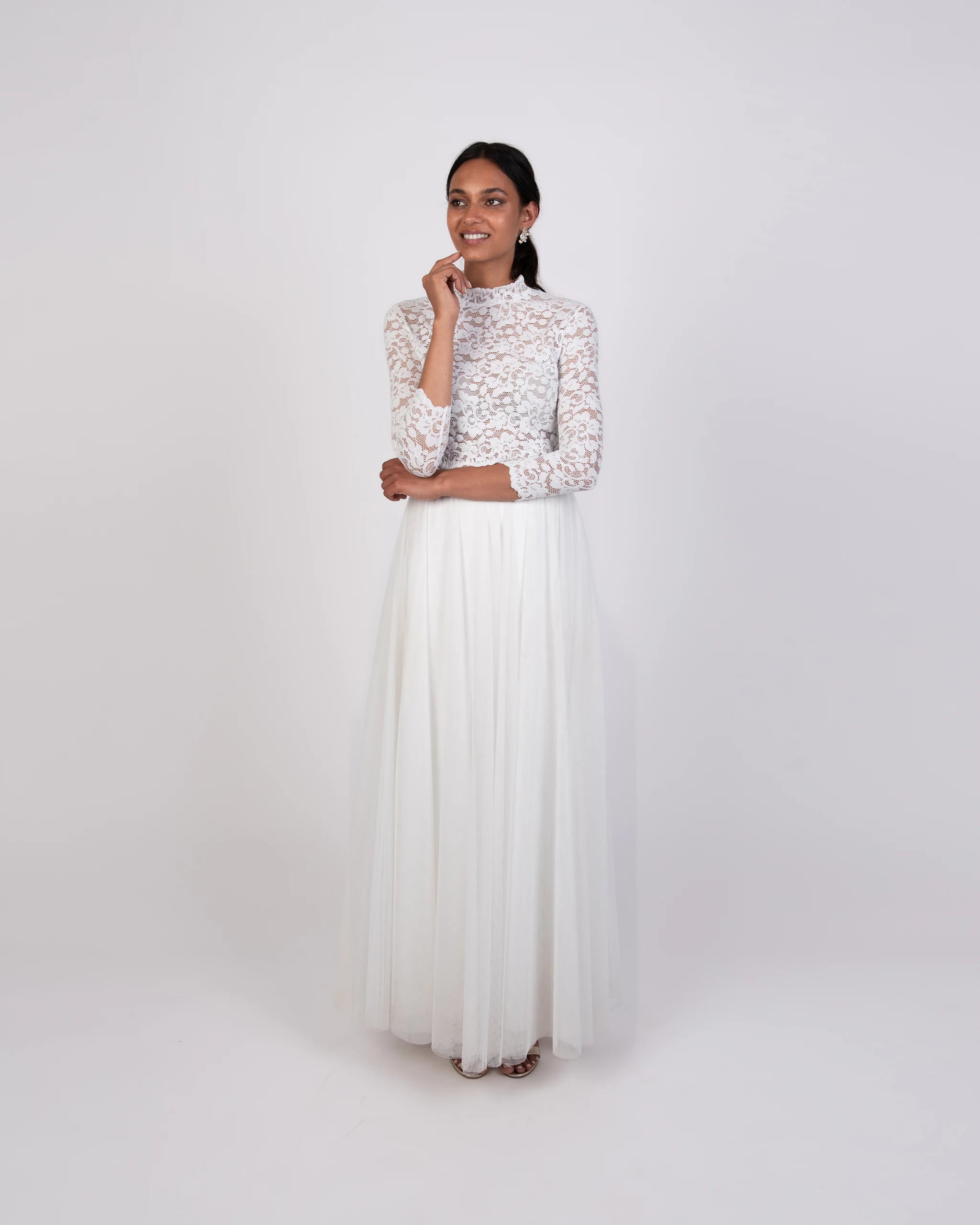 Brautkleid aus Boho Spitzen Croptop mit Stehkragen und Tüllrock - Ansicht vorne