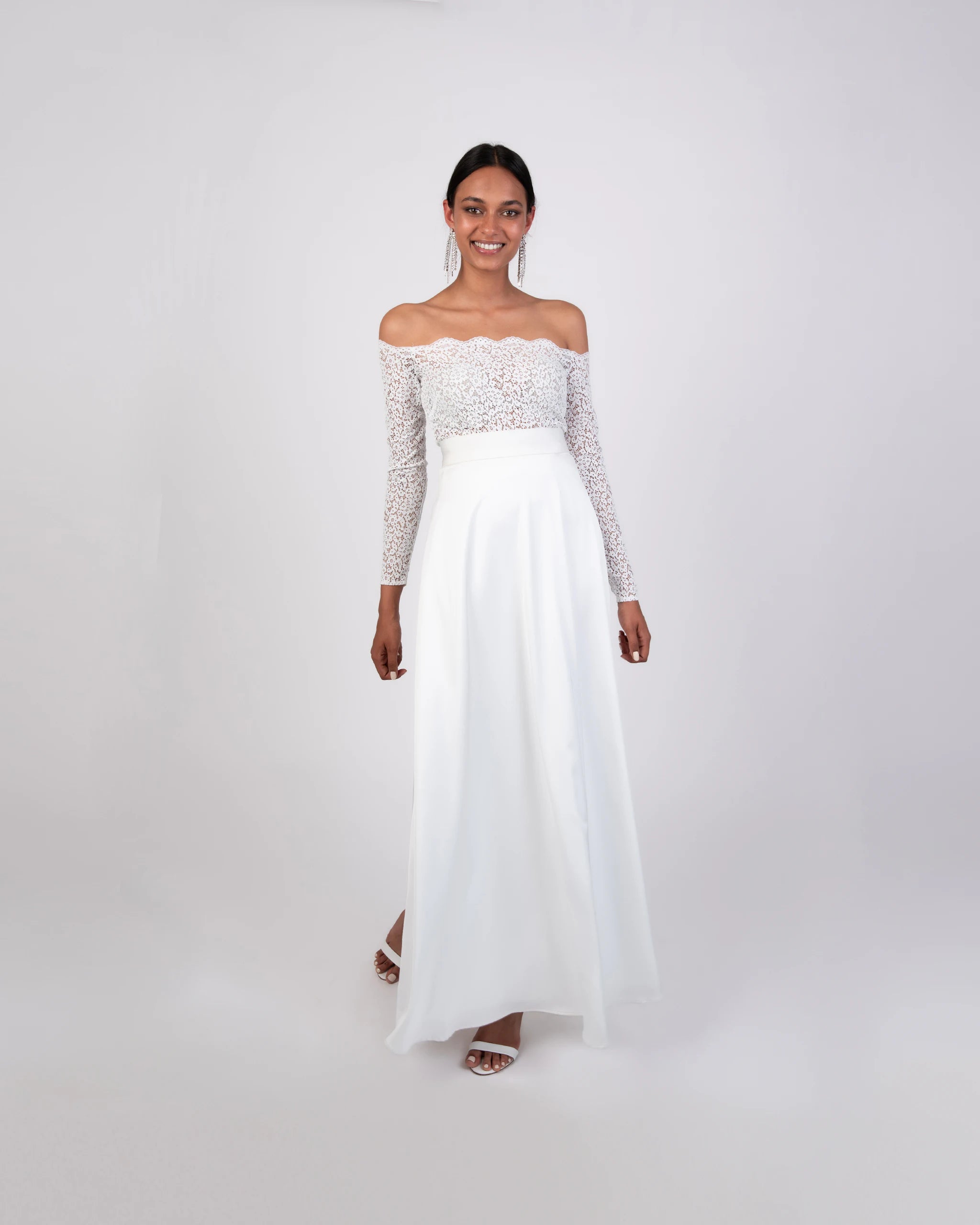 Brautkleid Zweiteiler mit Off-Shoulder Spitzenbody und Satinrock - Ansicht vorne
