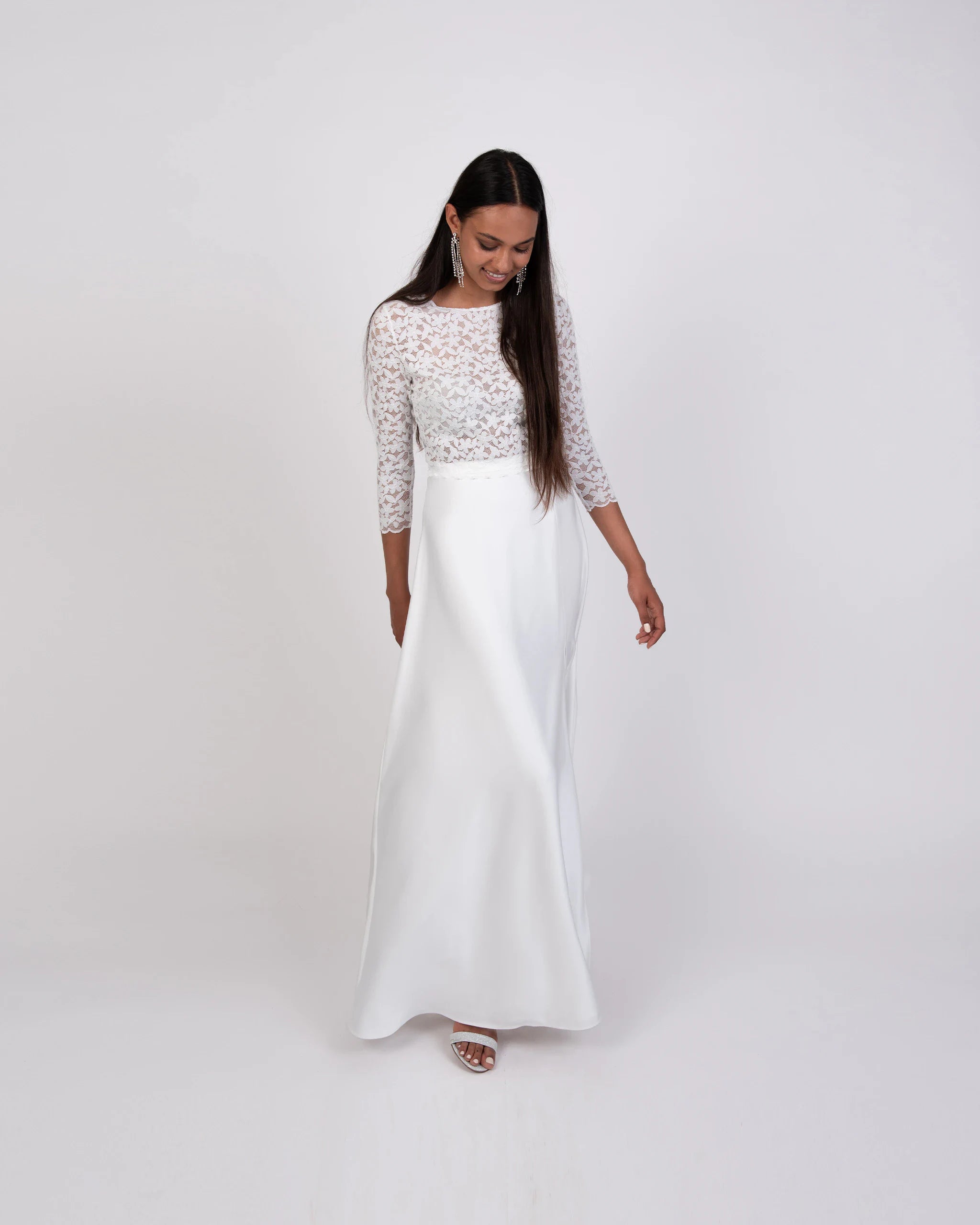 Hochzeitskleid Zweiteiler mit Botanik Spitzen Crop Top und bodenlangem Satinrock - Ansicht vorne