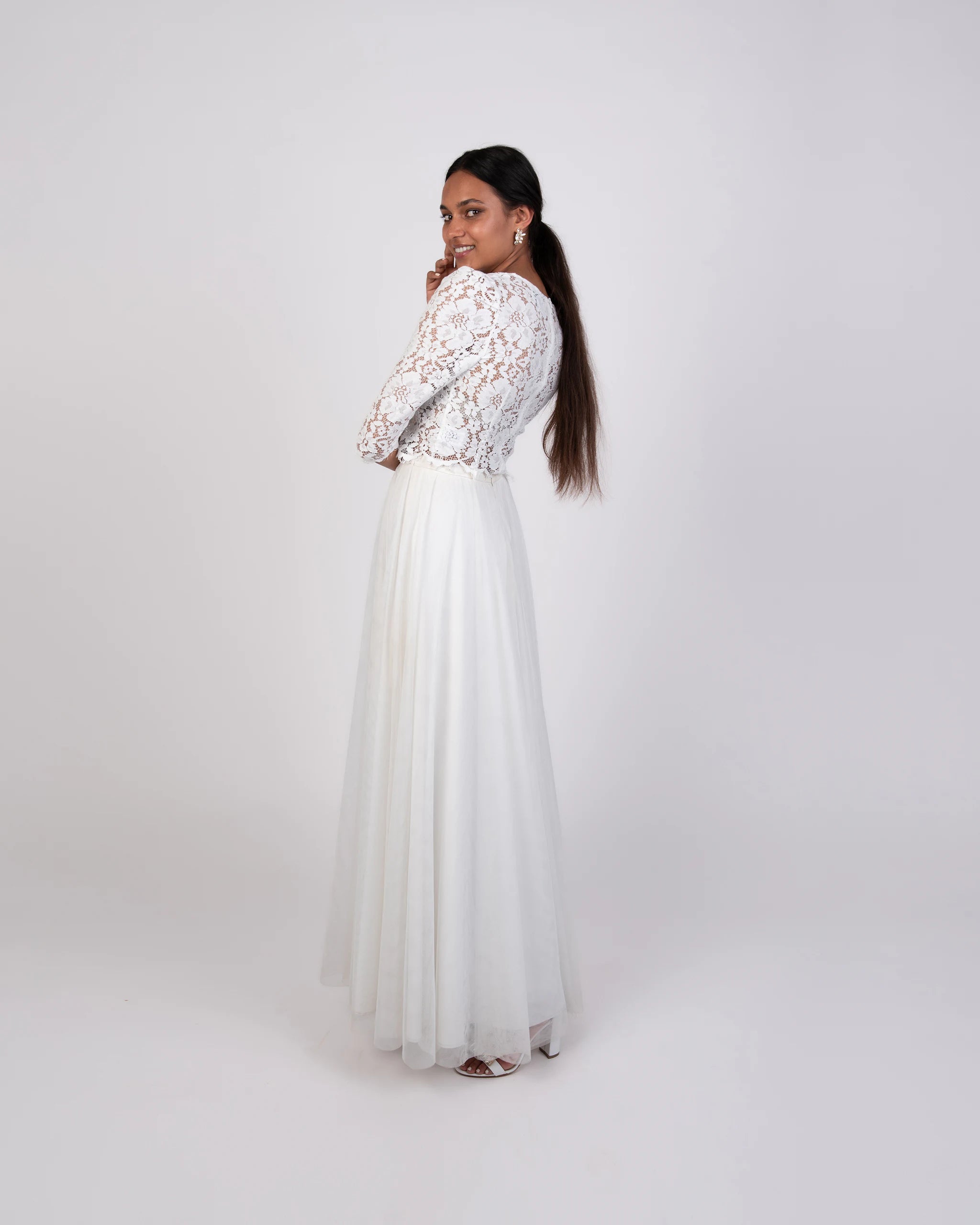 Hochzeitskleid mit langarm Crop Top aus Vintage Spitze und Puffärmeln - Ansicht vorne