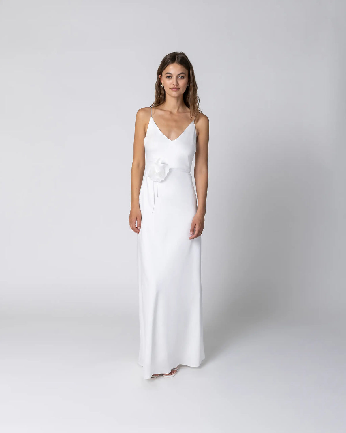 Schlichtes Satin Hochzeitskleid mit Brautgürtel aus Chiffon Stoffblume Ansicht vorne