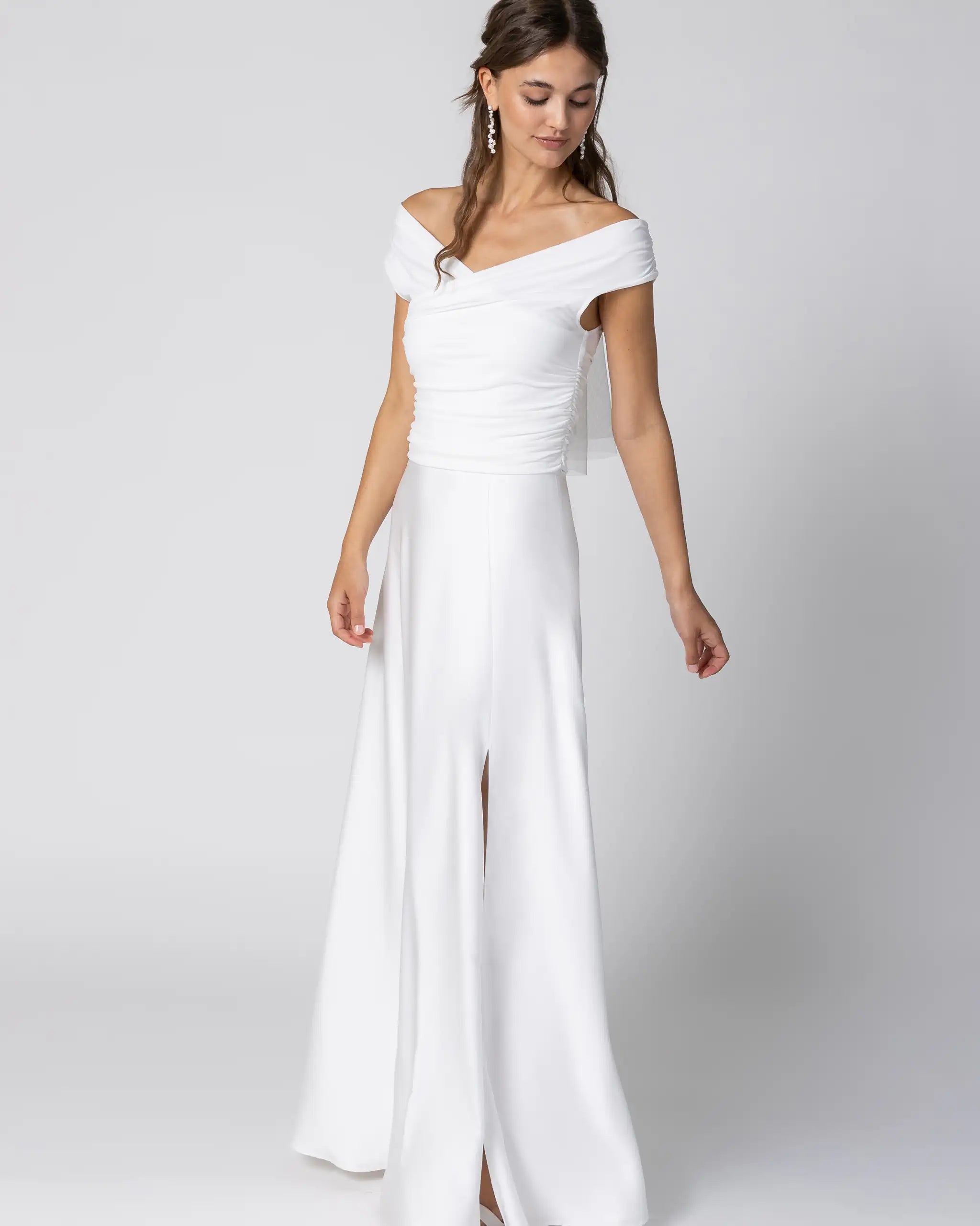Modernes Hochzeitskleid mit Off-Shoulder Top & Satinrock in Bewegung
