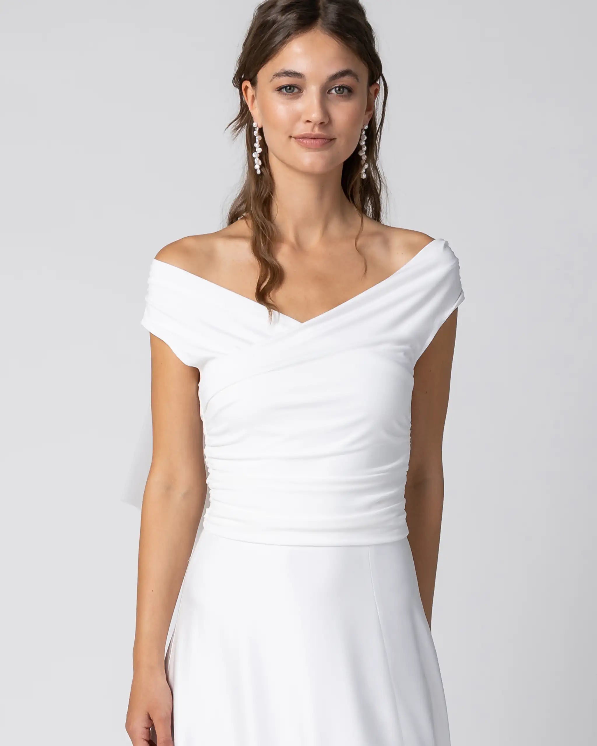 Modernes Hochzeitskleid mit Off-Shoulder Top & Satinrock Detailansicht Braut Top
