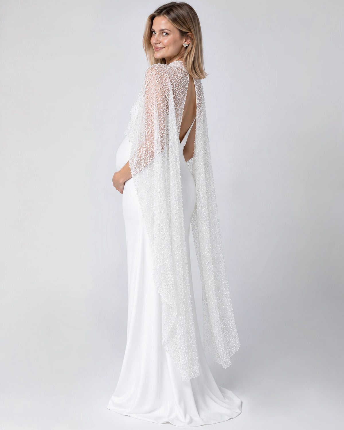 Slip Dress kombiniert mit Perlencape mit Rueckenausschnitt an Schwangeren - Ansicht hinten